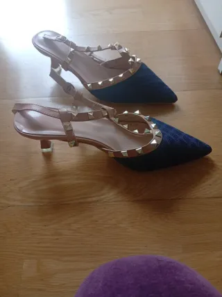 Zapatos de tacón con tachuelas