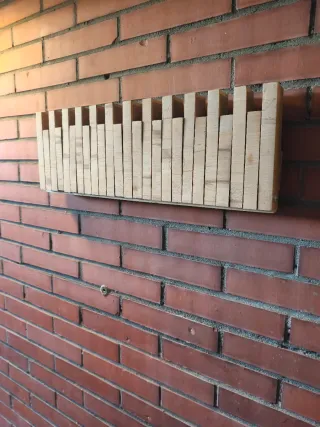 Perchero oculto en madera de aya reciclada