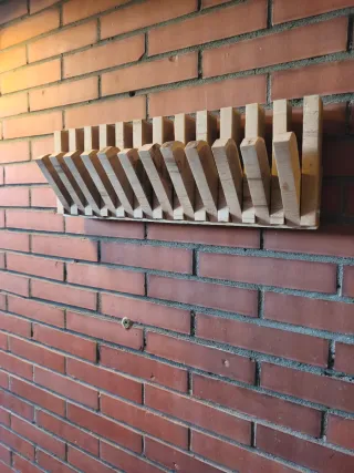 Perchero oculto en madera de aya reciclada