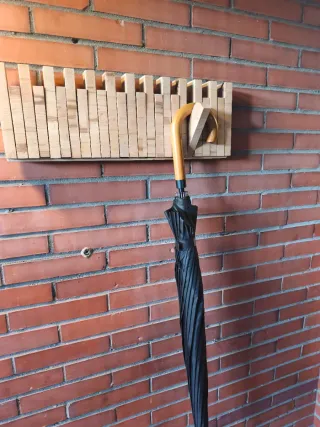 Perchero oculto en madera de aya reciclada