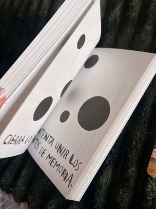 Destroza este diario. Gris