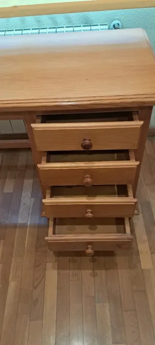 Escritorio y silla de madera de pino