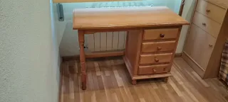 Escritorio y silla de madera de pino