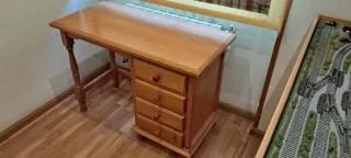 Escritorio y silla de madera de pino