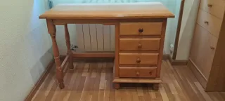 Escritorio y silla de madera de pino