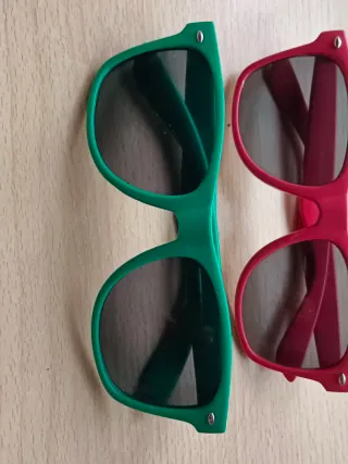 Gafas de sol colores (rojo , rosa y verde)