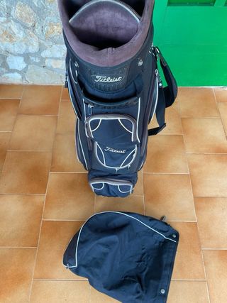 Bolsa de golf Titleist negra con funda