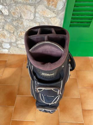 Bolsa de golf Titleist negra con funda