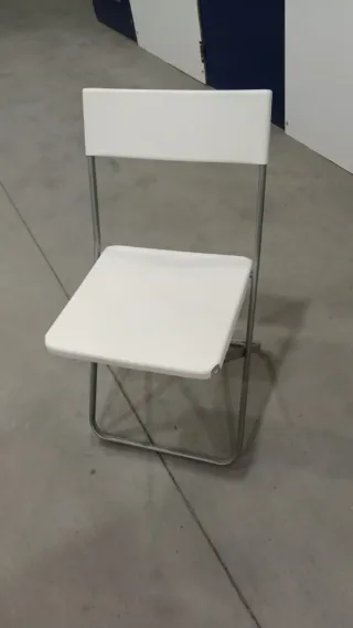 Silla plegable blanca y plateada