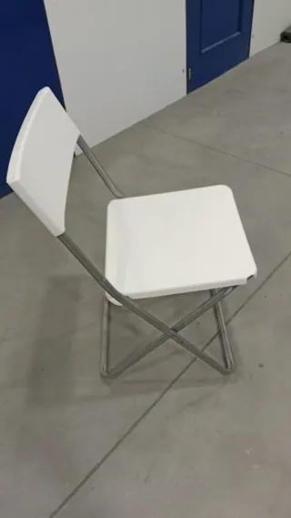 Silla plegable blanca y plateada