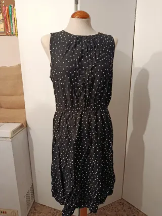 Vestido negro con lunares blancos