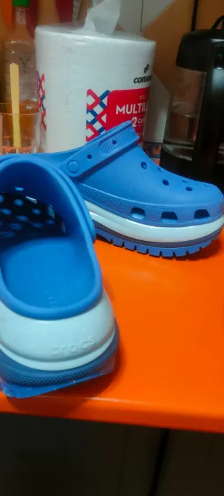 Zuecos Crocs azules y blancos