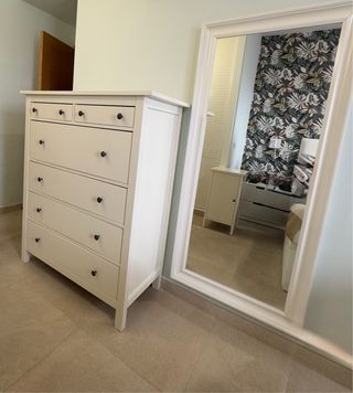 Cómoda, Mesitas y espejo Hemnes Ikea