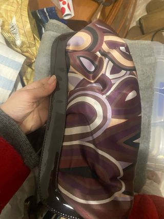 Zapatos de salón Gloria Ortiz y bolso a juego.