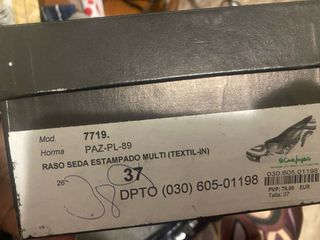 Zapatos de salón Gloria Ortiz y bolso a juego.