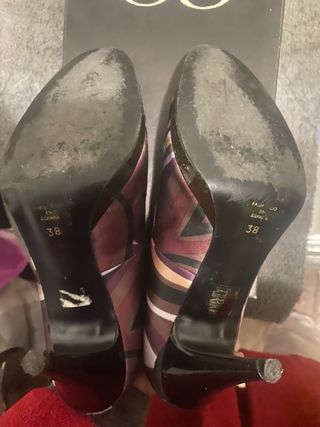 Zapatos de salón Gloria Ortiz y bolso a juego.