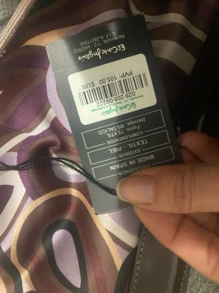 Zapatos de salón Gloria Ortiz y bolso a juego.