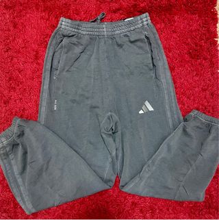 Pantalón Adidas gris con etiquetas