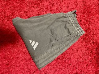 Pantalón Adidas gris con etiquetas