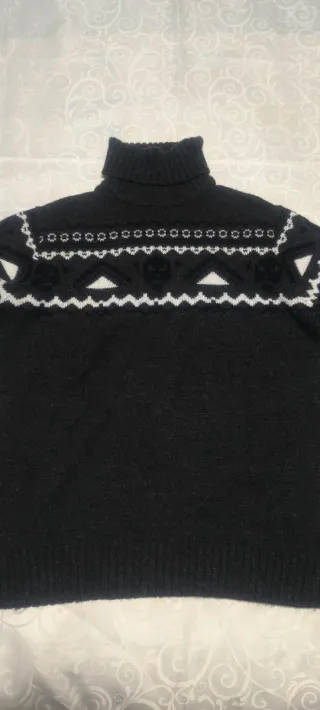 Jersey cuello alto negro con estampado
