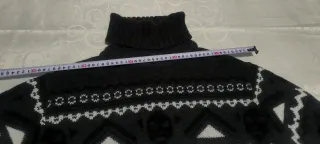 Jersey cuello alto negro con estampado