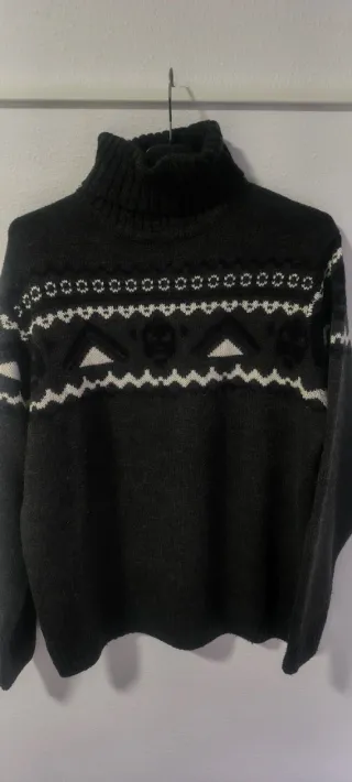 Jersey cuello alto negro con estampado