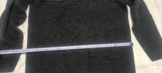 Jersey cuello alto negro con estampado