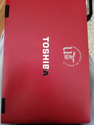 Ordenador portátil Toshiba rojo