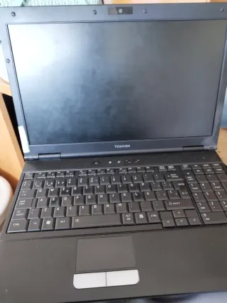 Ordenador portátil Toshiba rojo