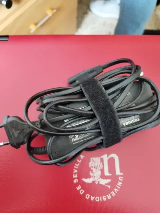 Ordenador portátil Toshiba rojo