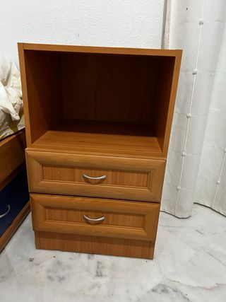 Mesita de noche de madera