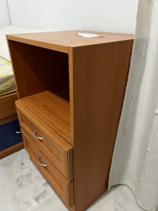 Mesita de noche de madera