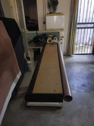 Macchina industriale per tagliare nastri di tessuto