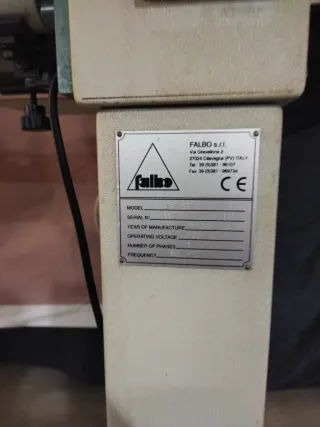 Macchina industriale per tagliare nastri di tessuto