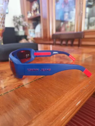 Gafas de sol Tommy Hilfiger azules y rojas