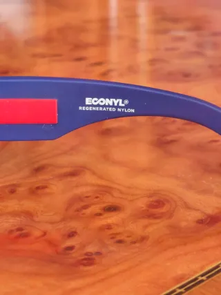 Gafas de sol Tommy Hilfiger azules y rojas