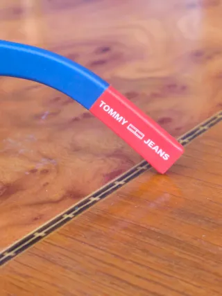 Gafas de sol Tommy Hilfiger azules y rojas