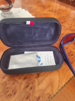 Gafas de sol Tommy Hilfiger azules y rojas