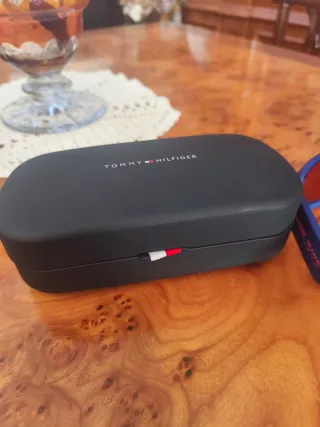 Gafas de sol Tommy Hilfiger azules y rojas