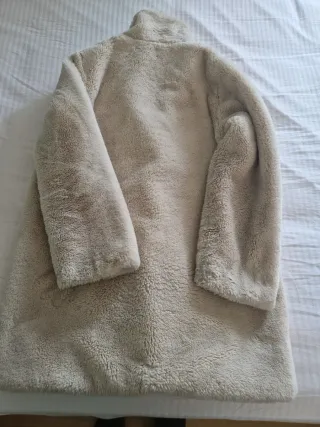 Abrigo de peluche color marfil