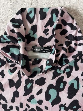 Top cuello alto estilo animal print de manga larga