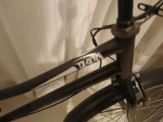 Bicicleta negra con portaequipajes