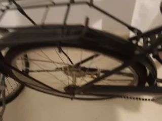 Bicicleta negra con portaequipajes
