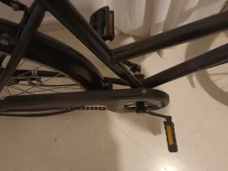 Bicicleta negra con portaequipajes
