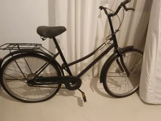 Bicicleta negra con portaequipajes