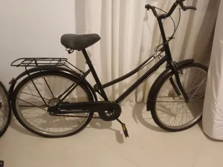 Bicicleta negra con portaequipajes