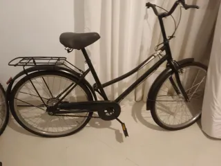 Bicicleta negra con portaequipajes