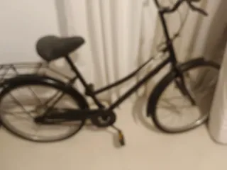 Bicicleta negra con portaequipajes