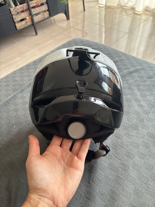 Casco de esquí blanco y negro