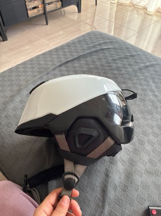 Casco de esquí blanco y negro